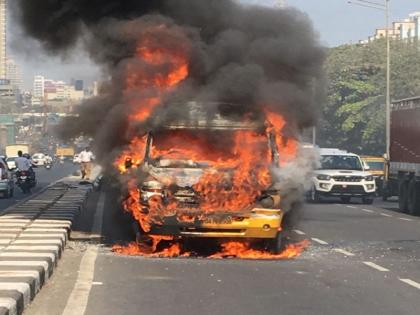 Scottish school bus burns in Mahim, near Khaskar, Goregaon Nesca Bimbisar Colony | माहीमच्या स्कॉटिश शाळेची बस जळून खाक, गोरेगावच्या नेस्को बिंबिसार कॉलनी जवळील घटना