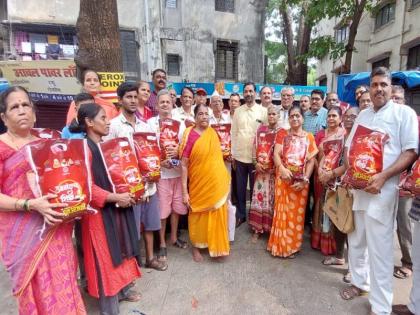 Distribution of 'Anand Shidha' to six lakh poor in Thane for Diwali snack started | दिवाळीच्या फराळासाठी ठाण्यातील सहा लाख गरीबांना ‘आनंद शिधा’ वाटपाला प्रारंभ