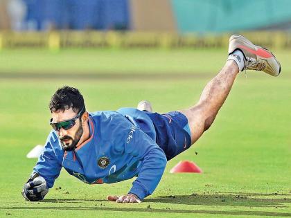 India vs New Zealand 1st T20 : Dinesh Karthik takes an excellent catch at the boundary to send back Daryl Mitchell  | India vs New Zealand 1st T20 : दिनेश कार्तिकचा स्टनिंग कॅच, किवी फलंदाजाला केलं चालतं