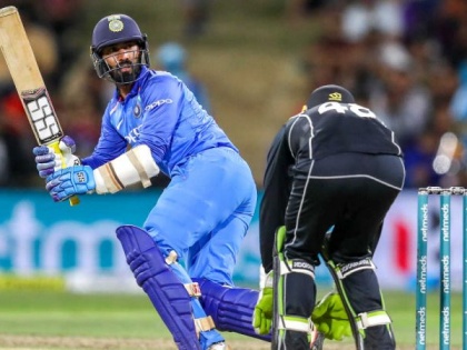 Dinesh Karthik explains his decision to not take a single off the final over in 3rd T20I against New Zealand | India vs New Zealand : 'ती' एक धाव का नाही घेतली, सांगतोय दिनेश कार्तिक