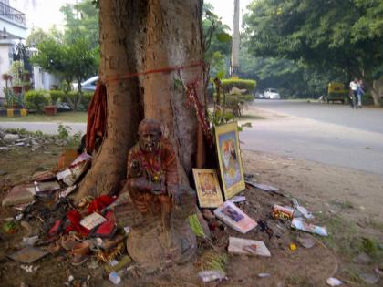 देवांचे जुने फोटो, मूर्ती यांचे यथायोग्य विसर्जन करण्याची शास्त्रीय पद्धत कोणती जाणून घ्या!