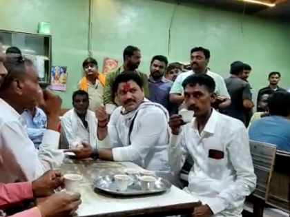 Dhananjay Munde reached the hotel at the insistence of activists; There was a lot of discussion while drinking tea | कार्यकर्त्यांचा आग्रह अन् धनंजय मुंडे पोहचले हॉटेलात; चाय पे चर्चा करत रंगला गप्पांचा फड