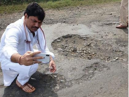 "Respected Dada see this potholes"; Dhananjay Mude's selfie in the pothole on Gangakhed-Parbhani road | "आदरणीय चंद्रकांतदादा हे पहा खड्डे" ; गंगाखेड-परभणी रस्त्यावरील खड्डयात विरोधी पक्षनेते धंनजय मुडे यांचा सेल्फी