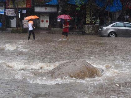 In the rain, millions of rupees of stalks were carried away | पावसात लाखो रुपयांचे डांबर गेले वाहून