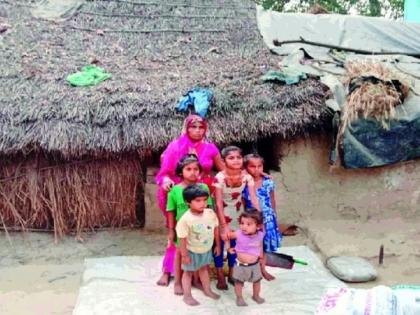 A १-year-old luncheon performed the funeral at the statue of her father lockdown poverty MMG | गरिबी लॉकडाऊन... १ वर्षाच्या चिमुकल्याने चक्क वडिलांच्या पुतळ्यावर केले अंत्यसंस्कार