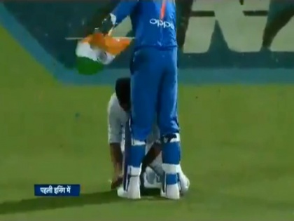 India vs New Zealand 3rd T20: Captain Cool Dhoni salute; Honor for the stranger; Watch video | India vs New Zealand 3rd T 20 : कॅप्टन कूल धोनीला सल्यूट; तिरंग्याचा राखला मान; पाहा व्हिडिओ 