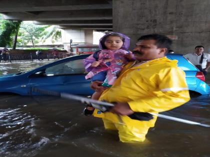 Humanity in khaki! Police had Helping citizens lift their shoulders in water logging places due to heavy rain | खाकीतली माणुसकी! भरपावसात खांद्यावर उचलून नागरिकांना पोलिसांनी दिला मदतीचा हात