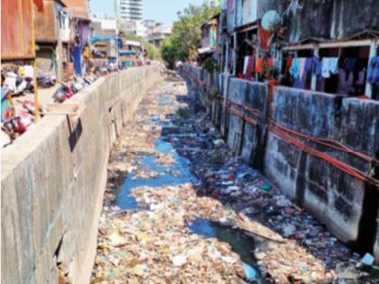 Santa Cruz : Residents fear flooding; Even with the approach of monsoon, there is no solution for the cleaning of large drains | सांताक्रुझ : रहिवाशांना पुराची भीती; पावसाळा जवळ येऊनही मोठ्या नाल्यांच्या सफाईचा पत्ताच नाही 