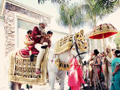 Wedding procession, woman's complaint and bridegroom in police | लग्नाची मिरवणूक, महिलेची तक्रार अन् नवरदेवाची पोलिसांत वरात