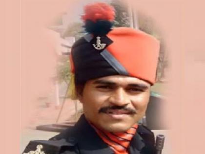 Jawan Dnyaneshwar Khade martyred in Mandwe satara | Satara: मांडवे येथील जवान ज्ञानेश्वर खाडे शहीद, गावावर शोककळा 