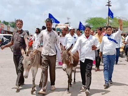donkey march taken out at provincial office in jat sangli | Sangli: ..अन् जत येथे प्रांत कार्यालयावर काढला गाढव मोर्चा donkey march taken out at provincial office in jat sangli | Sangli: ..अन् जत येथे प्रांत कार्यालयावर काढला गाढव मोर्चा