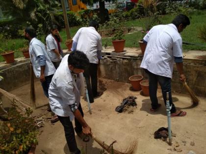 intern doctors participated in strike by cleaning of hospital | जेव्हा डॉक्टर हातात झाडू घेतात