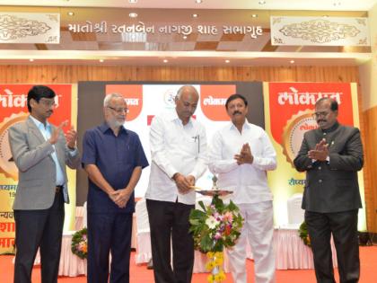 Patient-doctors should be strengthened! Tatra Rao LaHay urged, Honor of Doctor at Solapur Lokmat's Silver Jubilee Celebration | रूग्ण-डॉक्टरांचे संबंध अधिक दृढ व्हावेत ! तात्याराव लहाने यांचे आवाहन,  सोलापूर ‘लोकमत’च्या रौप्यमहोत्सवी समारंभात डॉक्टरांचा सन्मान