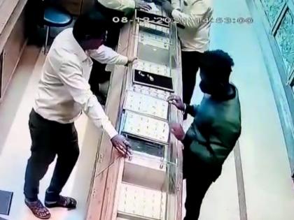 Jewelry stolen from Ranka Jewelers in Pune to give as a gift to girlfriend The future doctor arrest | Video: गर्लफ्रेंडला गिफ्ट देण्यासाठी पुण्याच्या रांका ज्वेलर्समधून दागिन्यांची चोरी; भावी डॉक्टर गजाआड