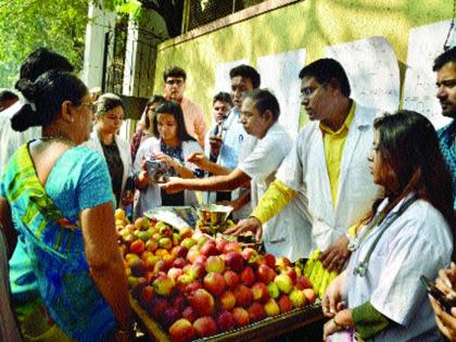  Due to lack of education, resident doctors in Sion hospital became fruit doctors | विद्यावेतन मिळत नसल्याने सायन रुग्णालयात निवासी डॉक्टर बनले फळविक्रेते