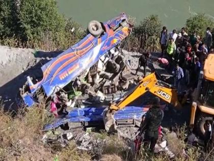 bus accident in Doda, Jammu and Kashmir, killing 10 people and seriously injuring several others | जम्मू-काश्मीरच्या डोडामध्ये बस दरीत कोसळली, 10 जणांचा मृत्यू तर अनेकजण गंभीर जखमी