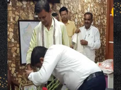 palamu ias touched feet of office peon in farewell ceremony employee said never seen such | कौतुकास्पद! IAS अधिकाऱ्याने निरोप समारंभात शिपायाला केला नमस्कार; सांगितलं हृदयस्पर्शी कारण