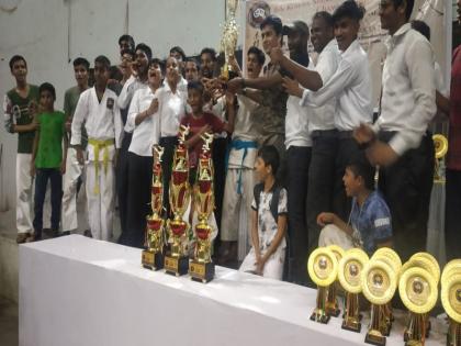 Titwala players bet on national level karate competition | राष्ट्रीय स्तरावरील कराटे स्पर्धेत टिटवाळ्यातील खेळाडुंनी मारली बाजी