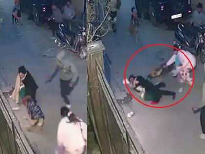 Woman attacked by dogs in delhi; Trying to scratch a baby, VIDEO goes viral | महिलेवर कुत्र्यांचा हल्ला; लहान बाळाला ओरबाडण्याचा प्रयत्न, VIDEO व्हायरल...