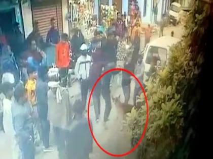 The dog took the panga to save the owner, showed the goons to Inga, the incident was captured on CCTV | मालकाला वाचवण्यासाठी कुत्र्याने घेतला पंगा, गुंडांना दाखवला इंगा, घटना सीसीटीव्हीत कैद