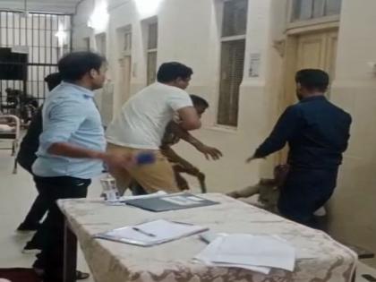 Prisoner Beats Cop With Broom; Type in Chandrapur Medical College | कैद्याची मद्यपी पोलिसाला झाडूने मारहाण; चंद्रपूर वैद्यकीय महाविद्यालयातील प्रकार