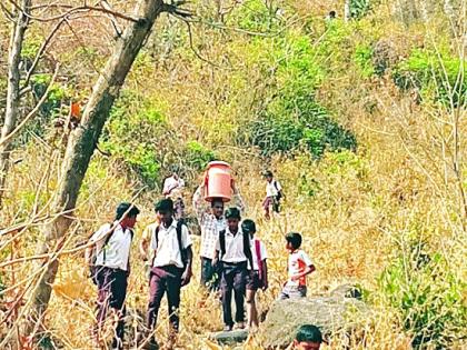 Traveling through the bushes even after the freedom of independence - the state of Patharwadi | स्वातंत्र्याच्या बहात्तरीनंतरही आबालवृद्धांचा झोळीतून प्रवास- पाठरवाडीतील अवस्था