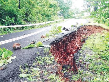 A landslide in the dam area near the eye area | डोळखांबजवळील धरण परिसरात डोंगरावर भूस्खलन