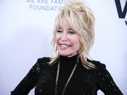 Hollywood actress Dolly Parton Helped Fund COVID Research | कोरोना लसीसाठी हॉलिवूड अभिनेत्री डॉली पार्टनची कोट्यवधींची मदत, जगभरातून होतोय कौतुकाचा वर्षाव