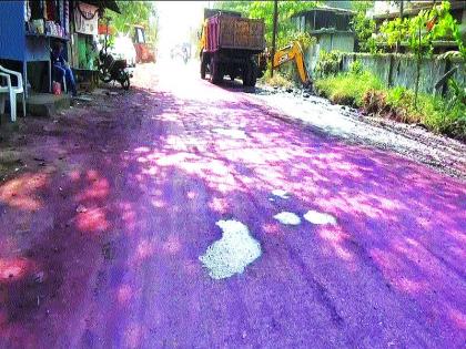 The road in Dombivli becomes pink; The 'work' organization claims there is no pollution | डोंबिवलीतील रस्ता झाला गुलाबी; प्रदूषण नसल्याचा ‘कामा’ संघटनेचा दावा