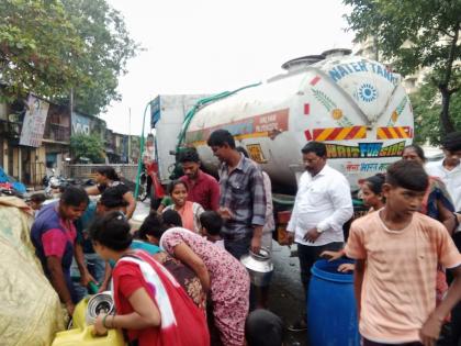 Dombivali: Water shortage in Indira Nagar slum during heavy rains, water has to be filled by tankers when it is not affordable | Dombivali: भर पावसात इंदिरा नगर झोपडपट्टीत पाणी टंचाई, परवडत नसताना टँकरने भरावे लागते पाणी