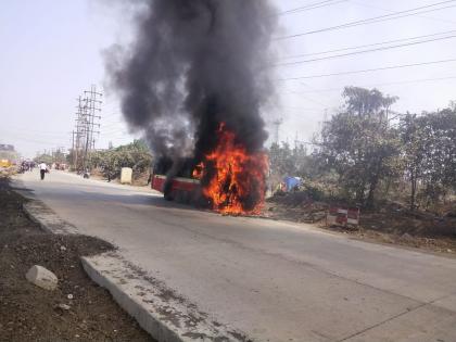 nmmt bus fire in kalyan shil road stomach took the battery no casualty | NMMT बसला कल्याण-शीळ रोडवर आग; बॅटरीने घेतला पेट, जीवितहानी नाही