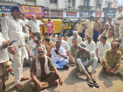 intrusion of hawkers into rickshaw stands protest by rickshaw pullers in front of kdmc office | फेरीवाल्यांची रिक्षास्टॅण्डमध्ये घुसखोरी; रिक्षावाल्यांचे केडीएमसी कार्यालयासमोेर ठिय्या आंदोलन