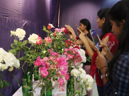 state level rose exhibition started in dombivli | डोंबिवलीत राज्यस्तरीय गुलाब प्रदर्शन सुरु