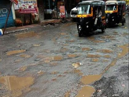 pothole on road in The 'F' ward in Dombivali | डोंबिवलीतील 'फ' प्रभाग सभापतींच्या वॉर्डात खड्डेच खड्डे