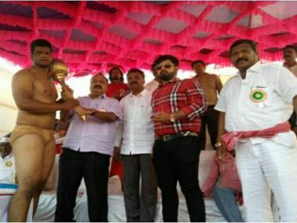 Wrestling competition in Dombivli | डोंबिवलीत रंगला मातीतल्या कुस्तीचा थरार