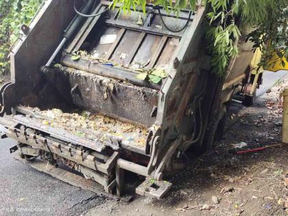 Garbage truck got stuck on the road, due to the garbage truck, bad smell spread in the area | कचरा गाडी रस्त्यात फसली, कचऱ्याच्या गाडीमुळे या परिसरात दुर्गंधी पसरली