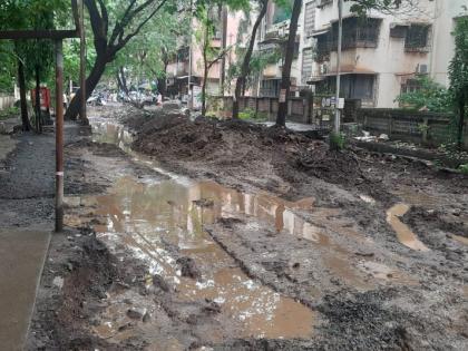 work partial in midc residential areas rainwater accumulated in the pit puddles and mud | MIDC निवासी भागात सीसी रस्याचे काम अर्धवट; खड्ड्यात पावसाचे पाणी साचून झाले डबके, चिखल