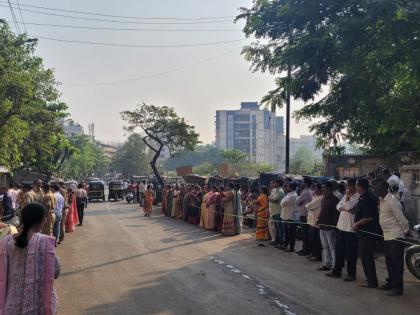 protest of local fishmonger women in dombivli demand to ban outside vendors | डोंबिवलीत स्थानिक मासेविक्रेत्या महिलांचे आंदोलन ; बाहेरून येणाऱ्या विक्रेत्यांना बंदी घालण्याची मागणी 