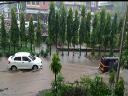 Dombivali Nandivali Mhatrenagar Mahatma Phule Path under water at the first rain of monsoon | डोंबिवली : पावसाळ्याच्या शुभारंभालाच नांदिवली, म्हात्रेनगर, महात्मा फुले पथ पाण्याखाली