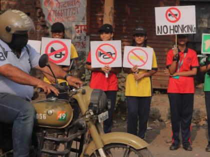 put on headphones prevent accidents avoid awareness of students in dombivli | हेडफोनला घाला आळा अपघात टाळा विद्यार्थ्यांची जनजागृती