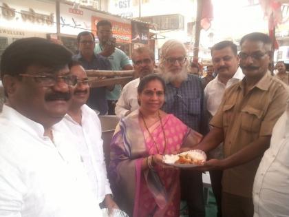 dombivali's workers get lunch at only 20 rupees | डोंबिवलीत कष्टकरी वर्गासाठी आजपासून अवघ्या 20 रुपयांत ‘आपलं जेवण’