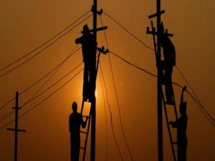 Action taken against 28 power thieves in Khadvali Power theft of 19 lakh 64 thousand revealed; Crimes filed | खडवलीत २८ वीजचोरांना कारवाईचा झटका १९ लाख ६४ हजारांची वीजचोरी उघड; गुन्हे दाखल