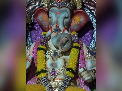 pollution in dombivli affect ganpati idol | डोंबिवलीच्या प्रदूषणाचा बाप्पालाही फटका, 'राजा'ची मूर्ती पडली काळी