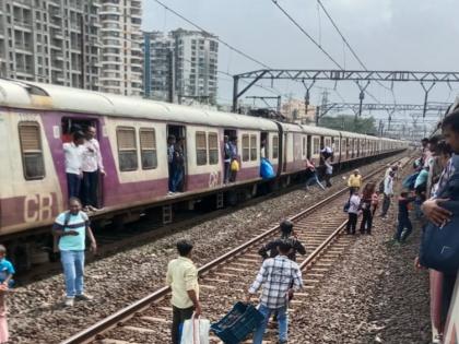 Big news Overhead wire breaks between Dombivli Thakurli sounds like explosion Local services stopped | मोठी बातमी: डोंबिवली-ठाकुर्ली जलद मार्गावर ओव्हर हेड वायर तुटल्याने स्फोटासारखा आवाज; लोकल सेवा ठप्प