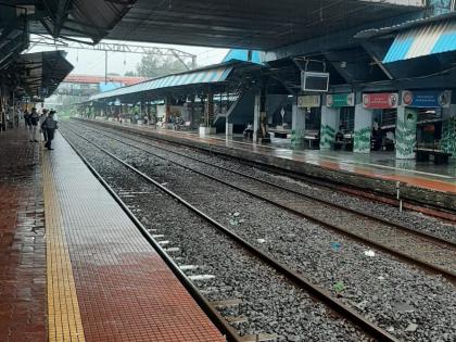 Mumbai Rains: Central Railway traffic jam; Special local on Thane-Kalyan route | Mumbai Rains : मध्य रेल्वेची वाहतूक ठप्प; ठाणे- कल्याण मार्गावर विशेष लोकल