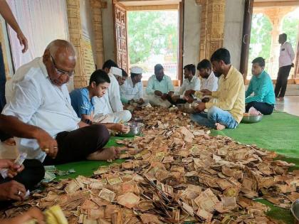 A donation of four lakhs went to the donation box in the Narsi (Namdev) temple | नर्सी नामदेव मंदिरातील दानपेटीत निघाले चार लाखांवर दान