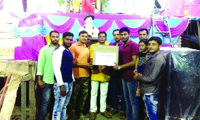 'Shree's donation of clothes donated by devotees for the Arti! | ‘श्रीं’च्या आरतीसाठी जमणारे भाविक देताहेत कपड्यांचे  दान!