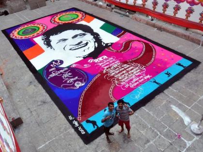 mumbaikar boys drawn sachin tendulkars rangoli registered in india book of record | तरुणांनी साकारलेल्या सचिनच्या रांगोळीची नोंद ‘इंडिया बुक ऑफ रेकॉर्ड’मध्ये