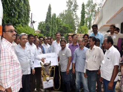 Contractor's demonstrations by constructing a building named after the construction secretary in Yavatmal | यवतमाळमध्ये गाढवाच्या गळ्यात बांधकाम सचिवाच्या नावाचं फलक बांधून कंत्राटदारांची निदर्शनं