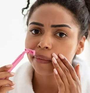 त्वचेवरचे केस रेझरने काढता? इन्फेक्शन होऊन मोजावी लागते मोठी किंमत, पाहा महिलांना काय होतो रेझरचा त्रास